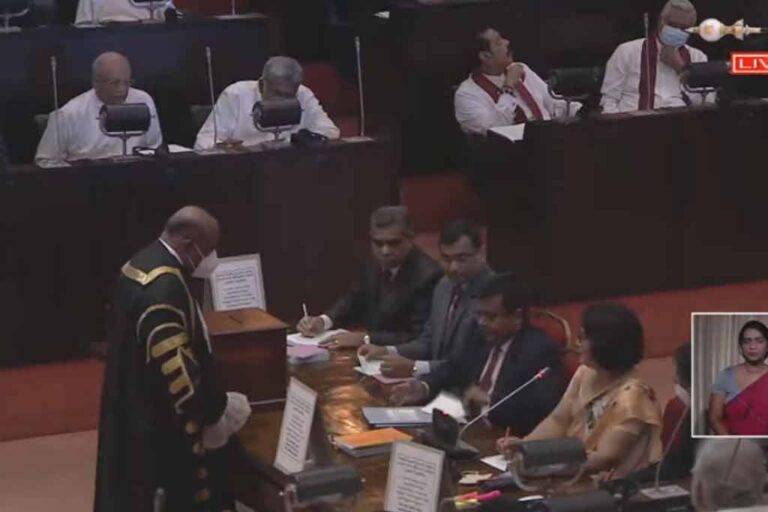 නව ජනාධිපති තෝරා පත්කර ගැනීමේ ඓතිහාසික ඡන්ද විමසීම ඇරඹේ !