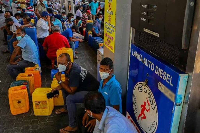 යළිත් තෙල් පෝලිම් ඇතිවන ලකුණු – ඉන්ධන නිකුත් කිරීම සීමා කරලා !
