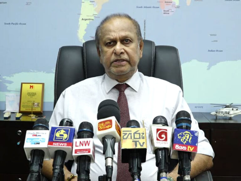 හමුදාව නැති වුණොත් සිපෙට්කෝ පිරවුම්හල් වල තෙල් බෙදිල්ල කොට උඩ! (VIDEO)