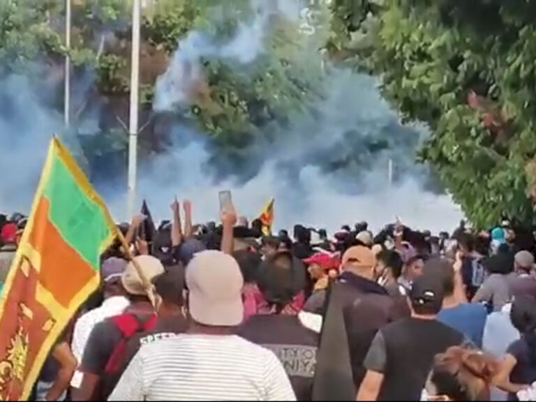 පාර්ලිමේන්තු පිවිසුම අසල විරෝධතාවටත් කඳුළු ගෑස් ප්‍රහාර – බැරියර් බිඳ හෙළමින් ජනතාව ඉදිරියට (VIDEO)