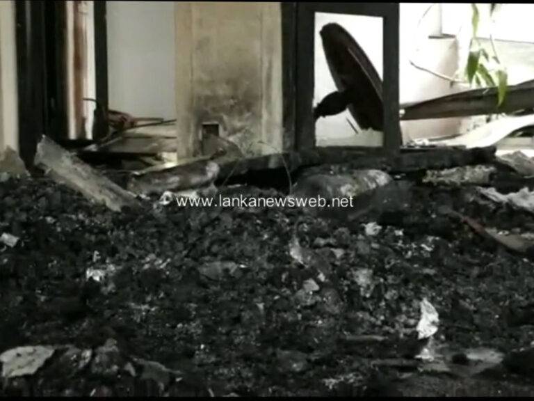 ගිනිබත් වූ අගමැති නිවසේ ඇතුළත දර්ශන (VIDEO)