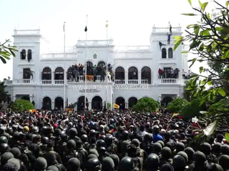 අරගලකරුවනුත් පියවරක් පසුපසට : ගොඩනැගිලි යළි භාරදීමට තීරණය කරයි