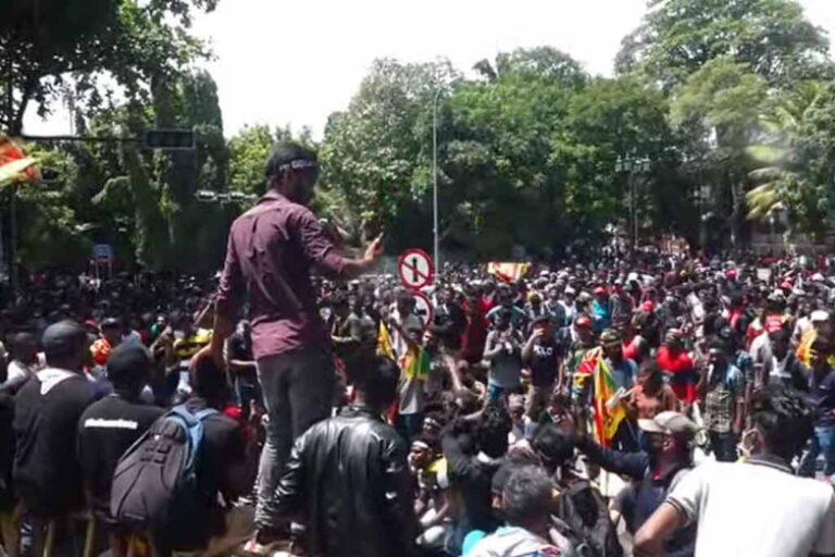 අග්‍රාමාත්‍ය කාර්යාලය අසල විරෝධතාවකට කඳුළු ගෑස් ප්‍රහාරයක් !