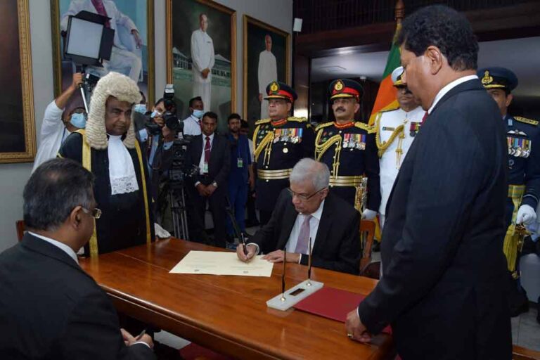 ජනපති රනිල් දිවුරුම් දුන් අවස්ථාව (Photos)