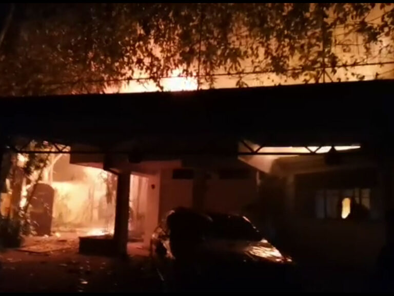 අගමැතිගේ රනිල්ගේ පෞද්ගලික නිවසට ගිනි තබයි!(VIDEO)
