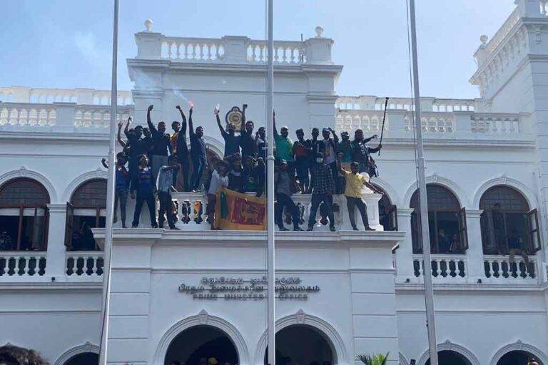 අරගලකරුවන් අගමැති කාර්යාලයට පිවිසෙයි – පොලිස් හමුදා සියලු බාධක ඉවත් කරයි