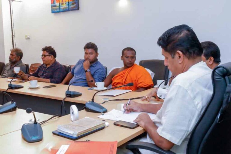 ගෝල්ෆේස් අරගලකරුවන් සහ විපක්ෂ නායක සජිත් අතර හමුවක් (Photos)