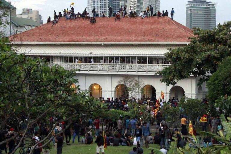 අරලියගහ මන්දිරයේ දේපළවලට හානි කිරීම : තවත් තිදෙනෙක් අත්අඩංගුවට !