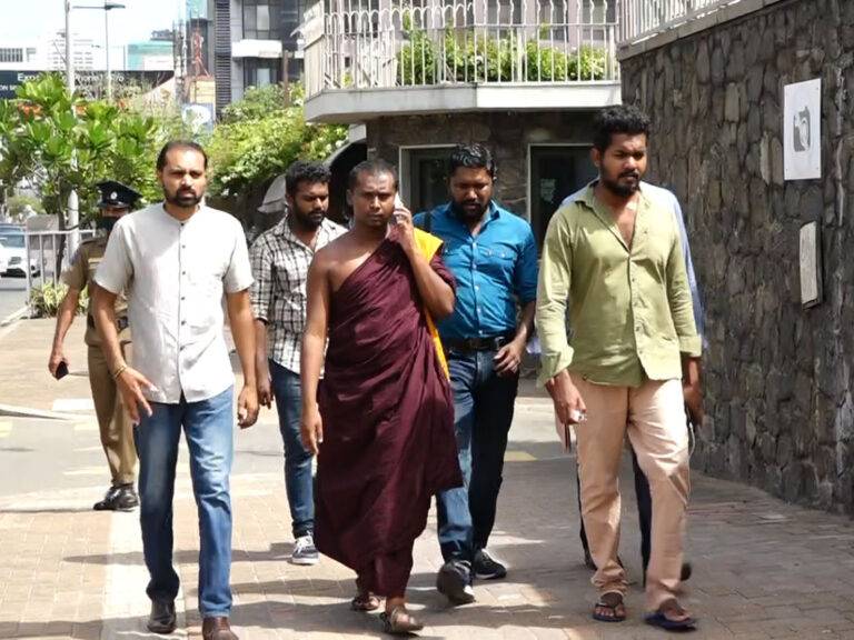 අරගලකරුවෝ සංදේශත් රැගෙන තානාපති කාර්යාල වෙත!