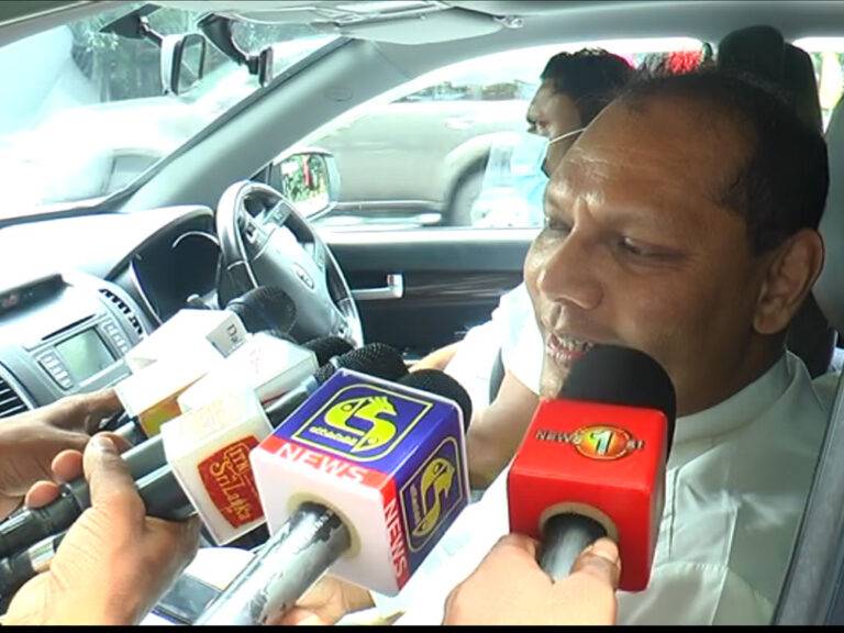 රාජාසන කතාව නම් හොඳයි.අභියෝගය එන්නේ කරන්න ගියාම – දයාසිරි (VIDEO)
