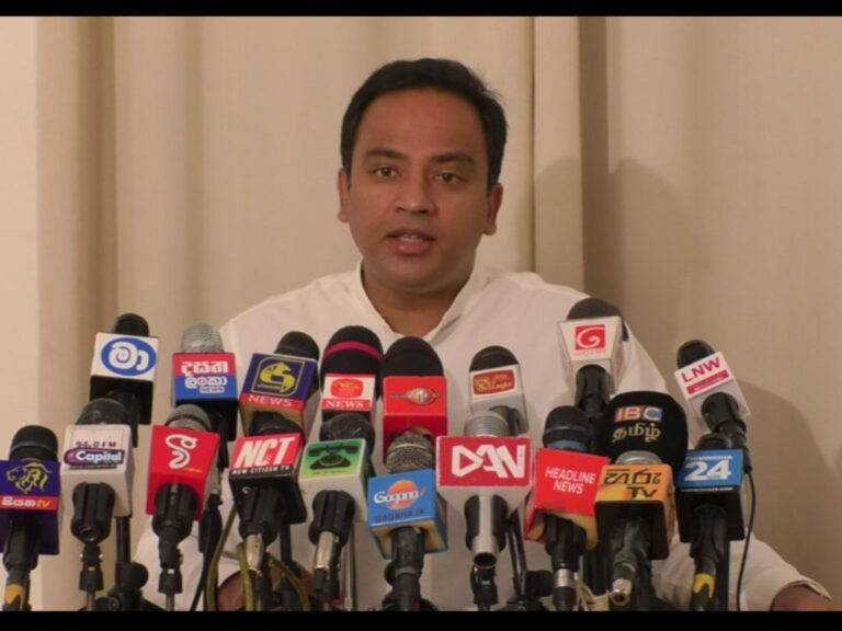 රනිල්ටත් දැන් තියෙන්නේ පුටුවේ ප්‍රශ්නයක් වගේ.මම හිතන්නේ රත්වෙනවා – හර්ෂණ (VIDEO)
