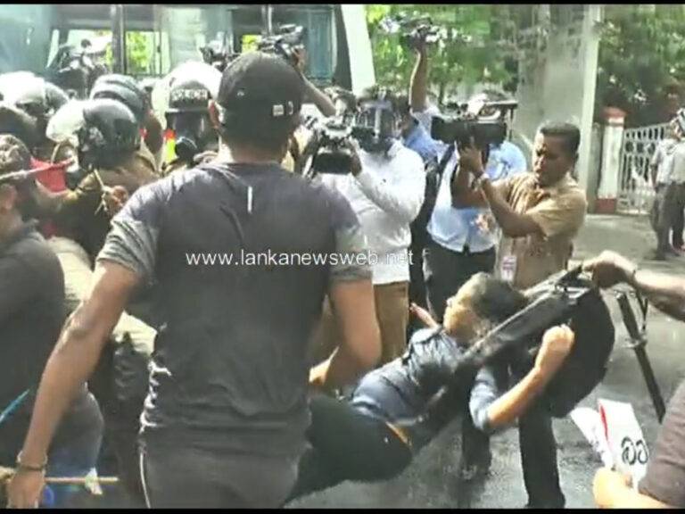 අන්තරේ විරෝධය: කඳුළු ගෑස් එක්කම  ශිෂ්‍යාවන්ටත් පොලීසිය පහර දීලා (VIDEO)