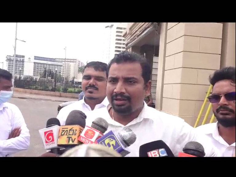 ජනාධිපති සහ අරගලකරුවන් පිරිසක් අතර සකාච්ජාවක් – අරගලය පාවා දුන්නාද? (VIDEO)