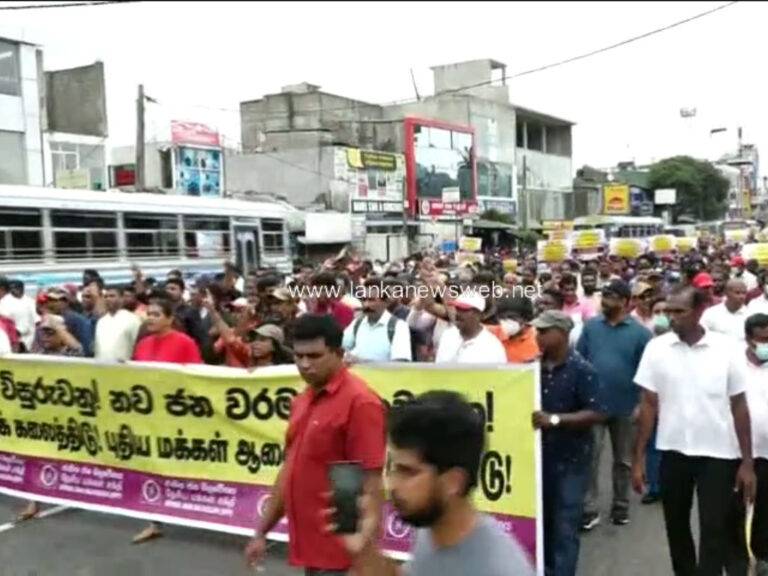 නව ජන වරමකට ඉඩ දෙන්නැයි බලකරමින් අනුරලා මහමඟට! (VIDEO)