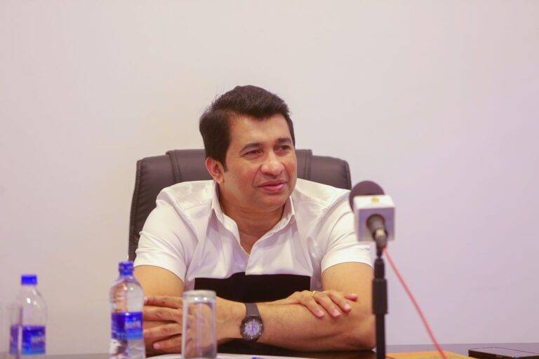 ඇමති බඳින්න හදන වැටට සවිමත් දඬු