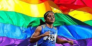දුඨී චාන්ද් දේදුනු වර්ණ කොඩියත් සමඟ බර්මින්ග්හැම් හී දී සිට ගනියි