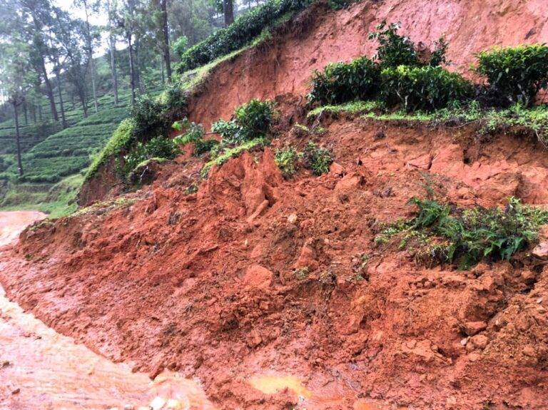 අධික වර්ෂාව හේතුවෙන් උඩරට මාර්ග රැසක් අවහිර  වෙයි