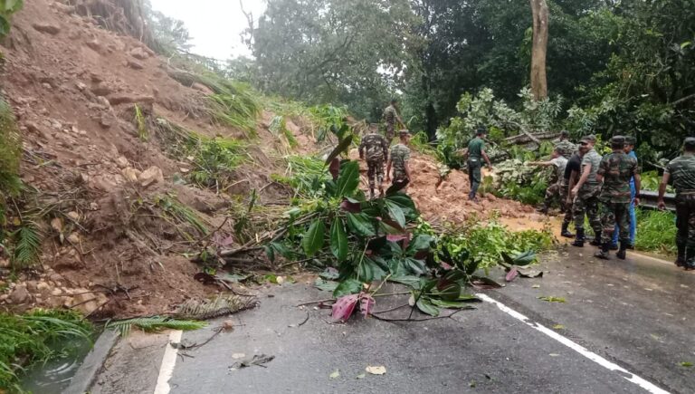 මහනුවර සහ ගිනිගත්හේන යා කරමින් දිවෙන ප්‍රධාන මාර්ගයේ සිදුවූ නායයෑම ( ඡායාරූප සහ වීඩියෝ දර්ශන)