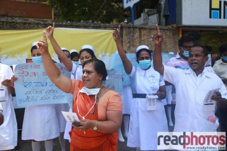 සෞඛ්‍ය සේවකයින් උද්ඝෝෂණයේ! (PHOTOS)