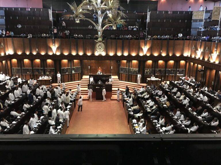 ගිවිසුම කෝ – විමල් ! දෙන්න ගිවිසුමක් කෝ – අගමැති !
