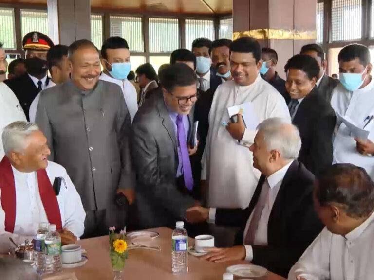 ඔක්කොම යාළුවෝ! (VIDEO)