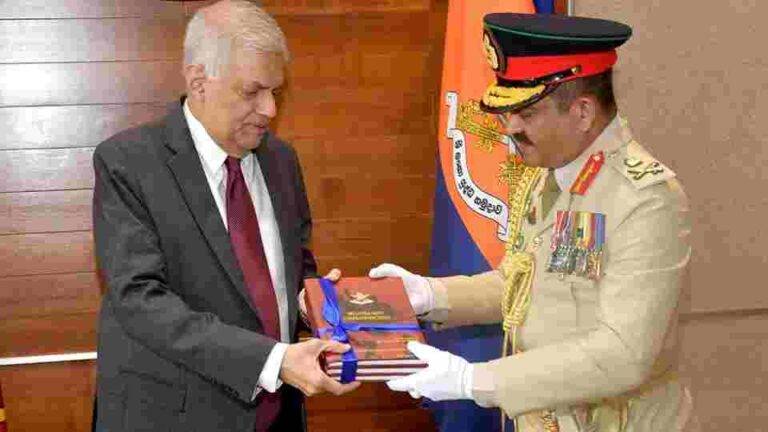 ජනපති අකුරේගොඩ යුද හමුදා මූලස්ථානයේ නිල චාරිකාවක