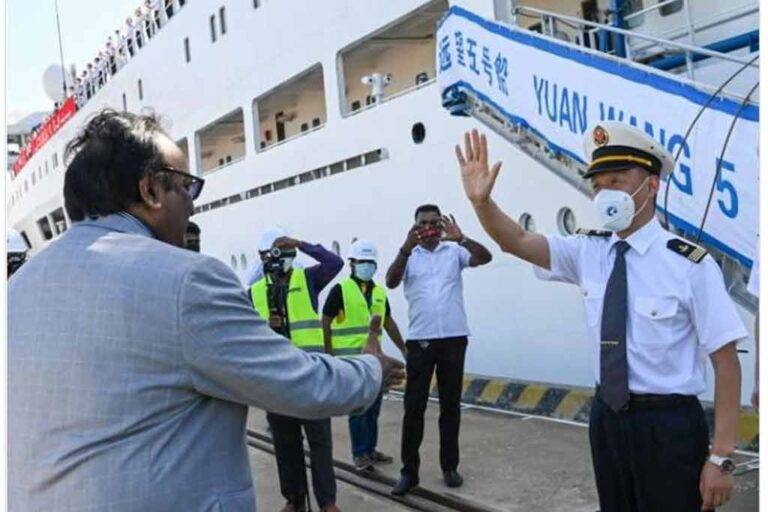 කවුද ඩෝ අපේ පස්වෙනි සෙම්පතිතුමාට අතට අත දෙන්න බෑ කිව්ව එකා ??