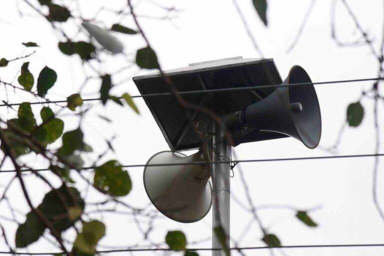 පහන ළඟයි ආලෝකෙ දුරයි ….