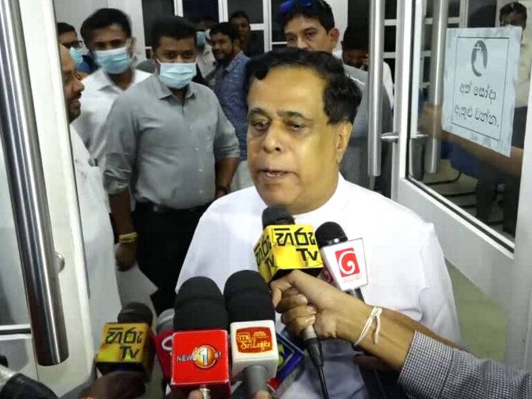 SLFP මධ්‍යම කාරක සභාව උණුසුම් -මෛත්‍රීට බැන බැනම නිමල් යන්න යයි(VIDEO)