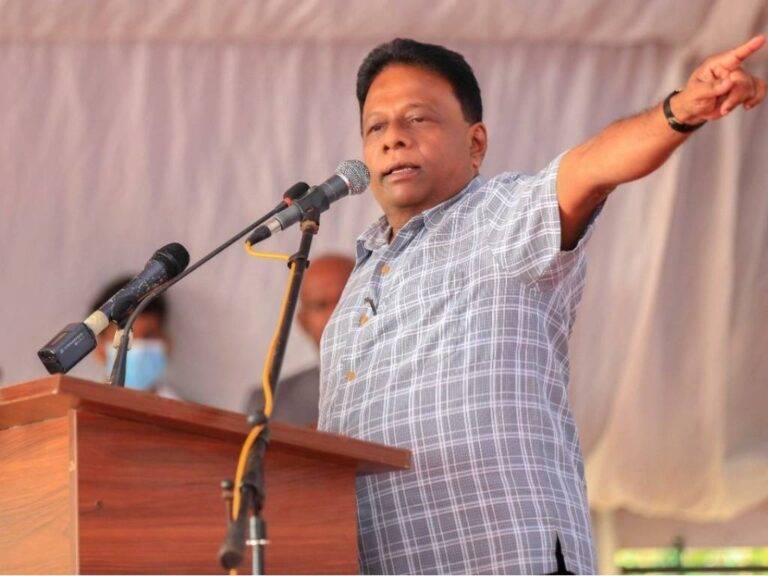 ඩලස් පිළේ මන්ත්‍රී 02 කට පොදු‌ දේපල පනත යටතේ නඩු ?