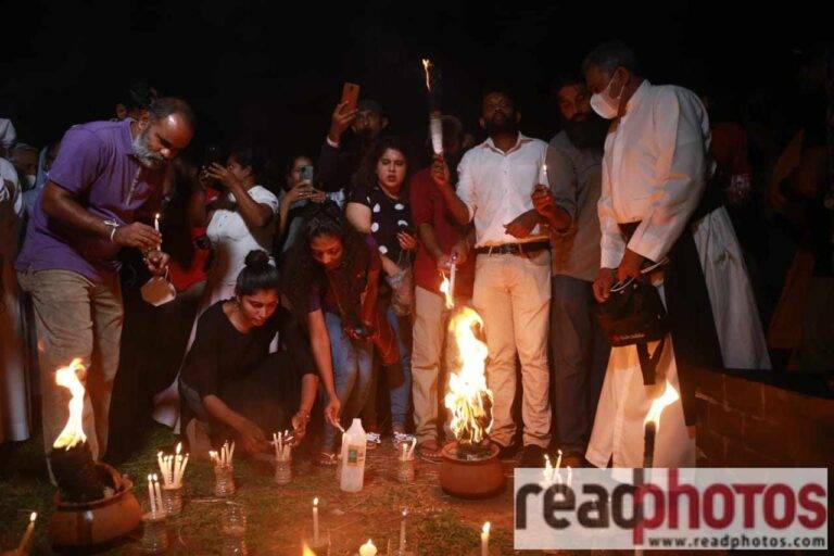 අරගලයේ මියගිය අයවලුන් සිහිකර ඉටිපන්දම් දැල්වේ.