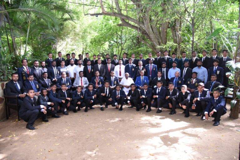 මුරලිගේ තාත්තගෙන් පන්ච් එකට කික් එකක්