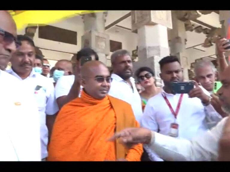 හිටපු ඇමති සරත් වීරසේකරට එල්ල වුණු විරෝධය! (VIDEO)