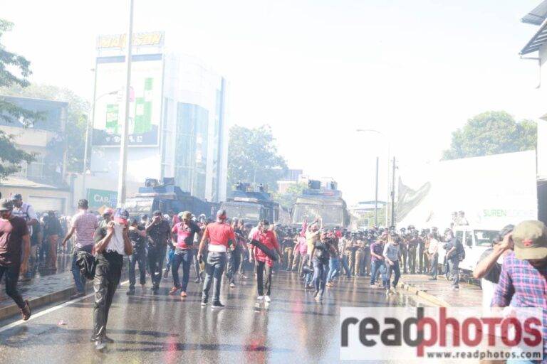 සමාජවාදී තරුණ සංගමය සංවිධාන​යේ විරෝධතාවයට පොලිසියෙන් ජල හා කඳුළු ගෑස් ප්‍රහාර