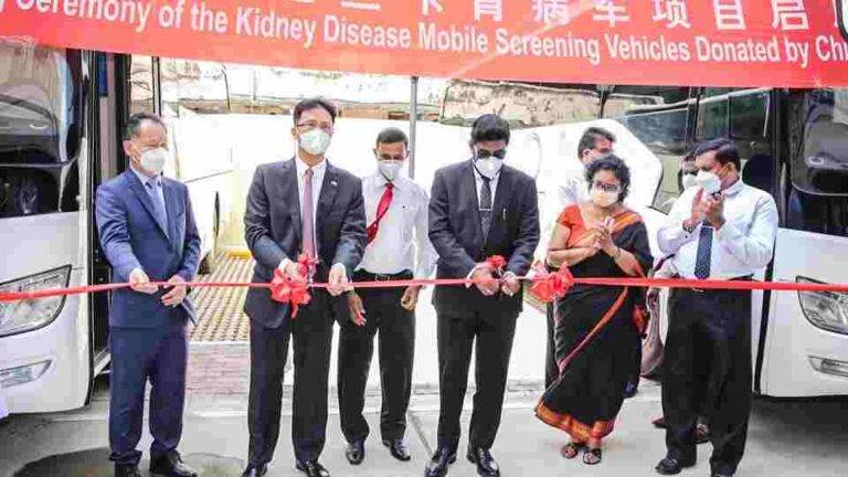 චීන රජයෙන් රු. මිලියන 600 ක වකුගඩු රෝගීන් පෙර හඳුනාගැනීමේ අංග සම්පූර්ණ ජංගම රසායනාගාර බස් රථ 08 ක් මෙරටට…