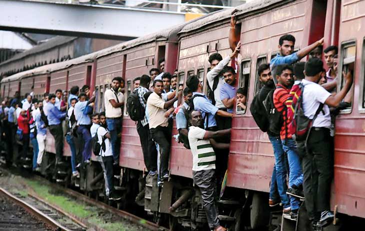 දුම්රියට අසීමාන්තික ඉල්ලුමක් – ප්‍රවේශ පත්‍ර හිඟයකුත් මතු වෙයි!