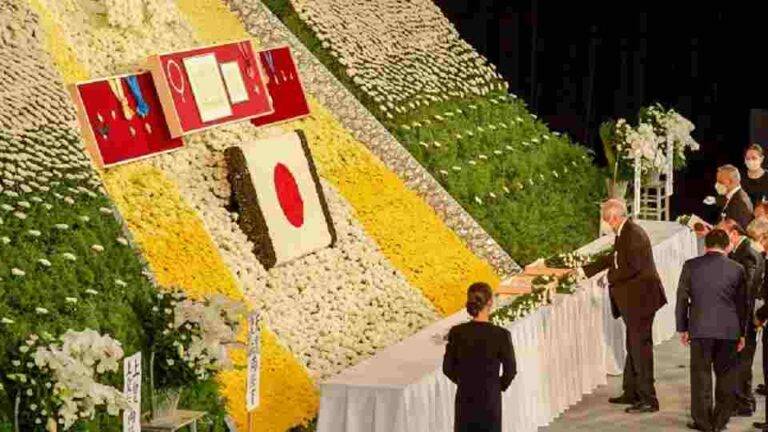 ජනපති රනිල් හිටපු ජපාන අග්‍රාමාත්‍ය ෂින්සෝ අබේට අවසන් ගෞරව දක්වයි