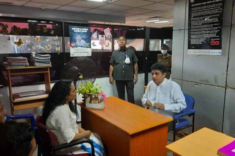 අත්අඩංගුවට ගෙන සිටින දමිතා ගැන විමසීමට විපක්ෂ නායකවරයා කොටුව පොලිසියට