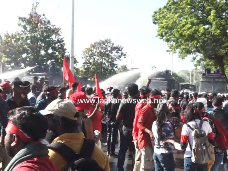 තරුණ පා ගනමනට පොලීසියෙන් කඳුළු ගෑස් සහ ජල ප්‍රහාර – 84ක් අත්අඩංගුවේ(VIDEO)