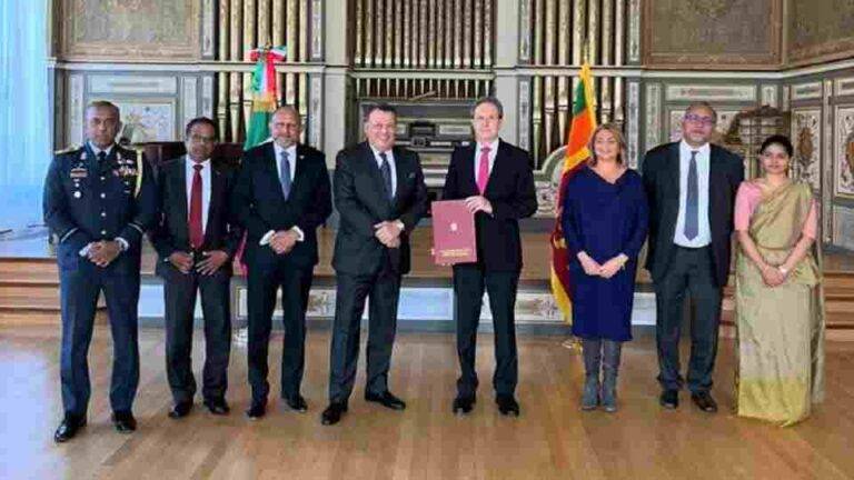 මහින්ද සමරසිංහ මෙක්සිකෝවේ ශ්‍රී ලංකා තානාපතිවරයා වශයෙන් සිය අක්තපත්‍ර ලිපියේ පිටපත් පිළිගන්වයි