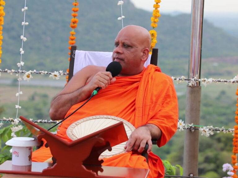 විධායක ජනාධිපතිට තමන් කවුදැයි මතක්කර දුන් මිහින්තලේ හාමුදුරුවෝ! (VIDEO)