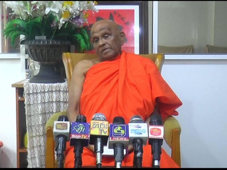 මගේ V8 එක මම දුන්නේ පියුමාලිට නෙවෙයි වෙන කෙනෙක්ට – මුරුත්තෙට්ටුවේ හිමි (VIDEO)