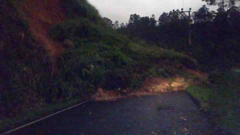 පස් කන්දක් කඩා වැටී තලවකැලේ – පුඩළුඔය මාර්ගය සම්පුර්ණයෙන් වැසේ