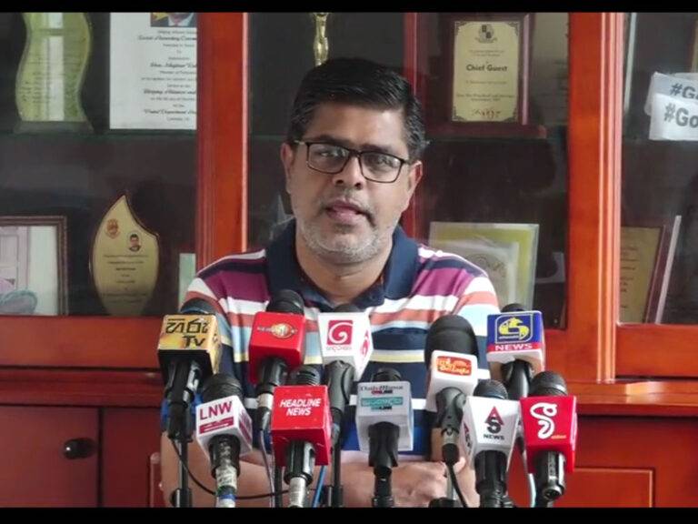 රාජපක්ෂලාගේ මිනී පෙට්ටියට අන්තිම ඇනේ ගහන්න දුන්නේ නැත්තේ රනිල් – මුජිබර් (VIDEO)