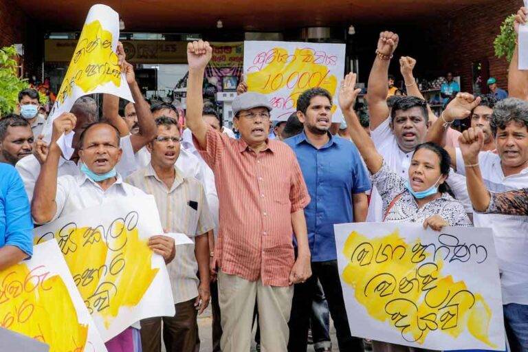 දහම් එක්ක පාරට බැස්ස මෛත්‍රීට ගොවීන්ගෙන් කන පිරෙන්න පිළිතුරු (VIDEO)