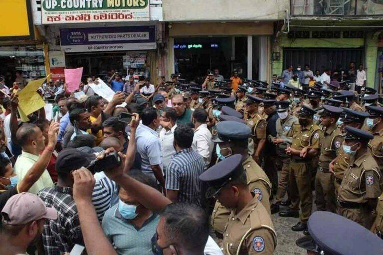 මහින්දට එරෙහිව නාවලපිටියේ විරෝධතා. පිරිසක් පොලිස් අත්අඩංගුවට !