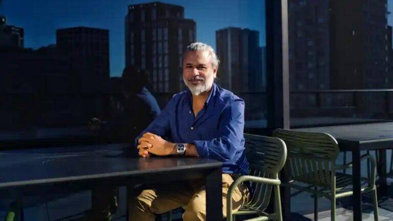 “ලේඛකයෝ සියල්ල රොක් ස්ටාර්ස් ලා වීමට කැමතියි”: බුකර් ජයග්‍රාහක ෂෙහාන් කරුණාතිලක අවතාර, යුද්ධ සහ ළමා සිහින ගැන