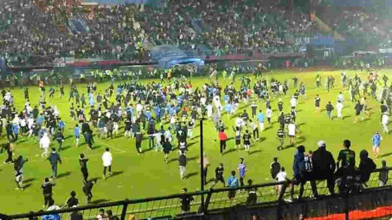130 කට ආසන්න පිරිසකට මරු කැඳවූ ඉන්දුනීසියාවේ පාපන්දු වියරුව!