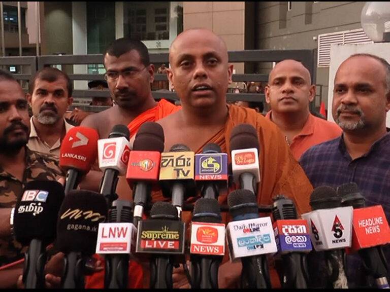 වැලි ජාවාරමට සම්බන්ධ අධ්‍යක්ෂ ජනරාල්ව ඉවත්කර බවට පරිසරවේදීන්ට සහතිකයක්!(VIDEO)