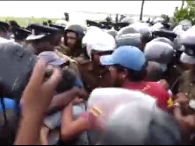 ගෝල්ෆේස් පිටිය අදත් උණුසුම් – පොලීසිය හා අරගලකරුවන් ගැටෙයි (VIDEO)